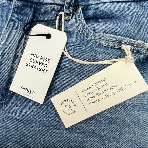 NWT Forever 21 Women’s Blue Jeans Sz 4 (27) Light Wash Mid-Rise Curved Straight - Picture 8 of 16